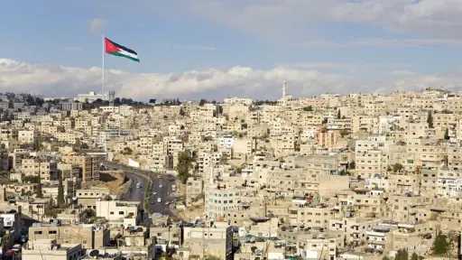 صفارات الإنذار تدوي في الأردن وتعليمات أمنية مشددة... صفارات الإنذار تدوي في الأردن وتعليمات أمنية مشددة للمواطنين بالبقاء في أماكنهم