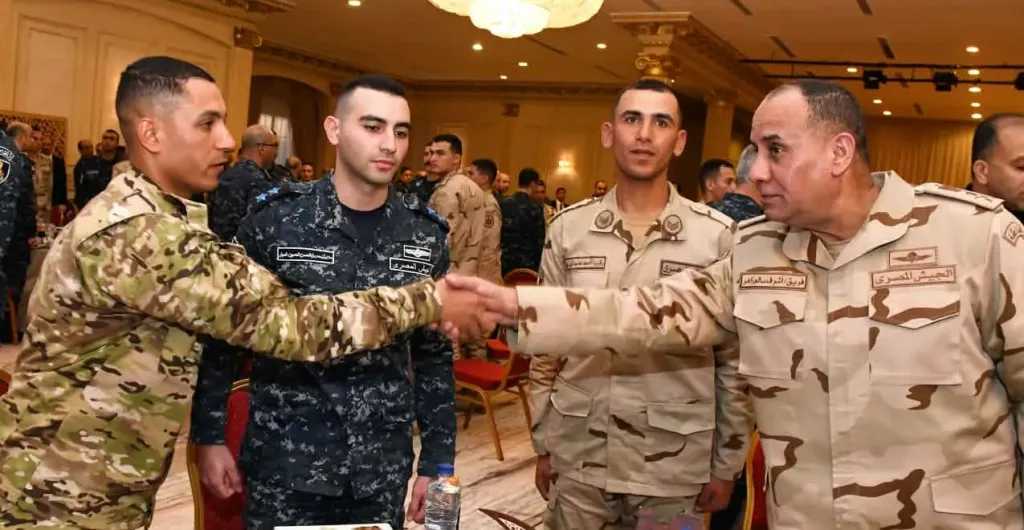 وزير الدفاع يلتقي مقاتلي القوات البحرية والمنطقة الشمالية العسكرية ويشاركهم تناول وجبة الإفطار