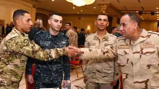 وزير الدفاع يلتقي مقاتلي القوات البحرية والمنطقة الشمالية العسكرية ويشاركهم تناول وجبة الإفطار