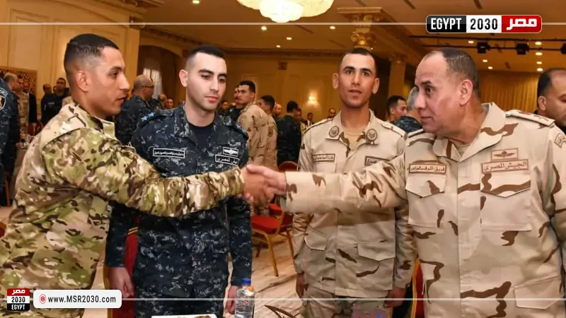 وزير الدفاع يلتقي مقاتلي القوات البحرية والمنطقة الشمالية العسكرية ويشاركهم تناول وجبة الإفطار