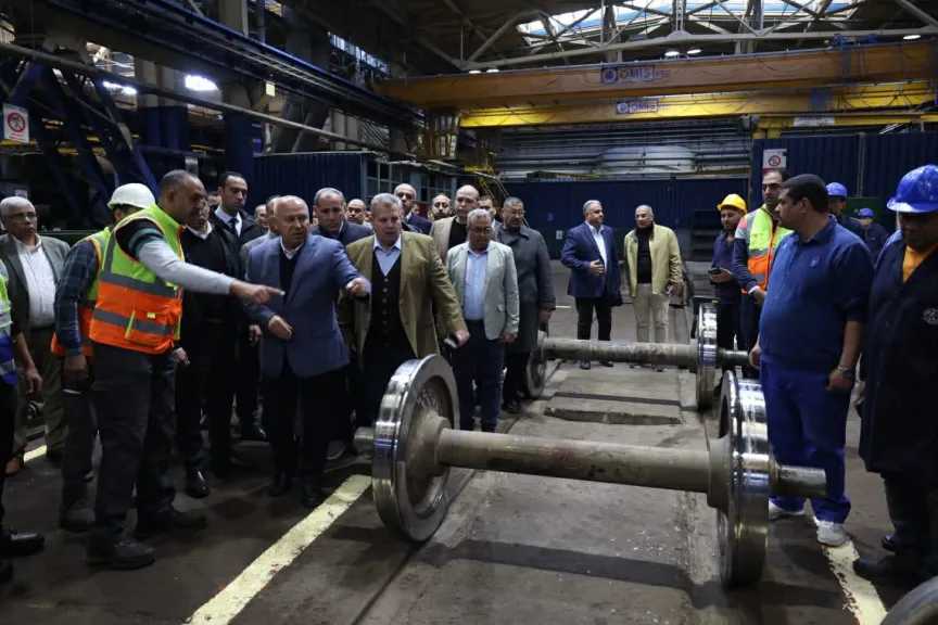 وزير النقل يتفقد ورش عربات جبل الزيتون بالإسكندرية الخاصة بتطوير عربات نقل البضائع