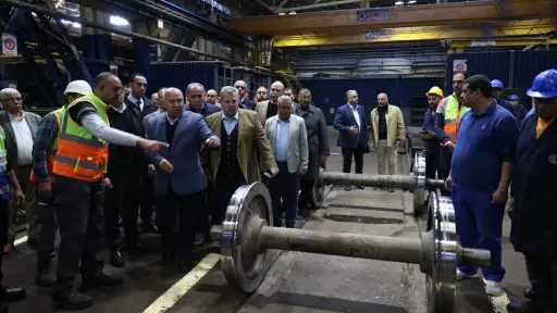 وزير النقل يتفقد ورش عربات جبل الزيتون بالإسكندرية الخاصة بتطوير عربات نقل البضائع