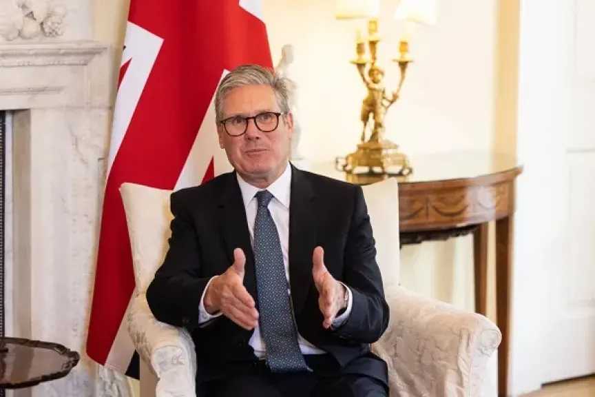 ستارمر: بريطانيا سترسل سفينة حربية إلى قبرص بعد استهداف قاعدة بريطانية هناك بمسيرة