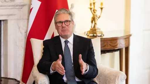 ستارمر: بريطانيا سترسل سفينة حربية إلى قبرص بعد... ستارمر: بريطانيا سترسل سفينة حربية إلى قبرص بعد استهداف قاعدة بريطانية هناك بمسيرة