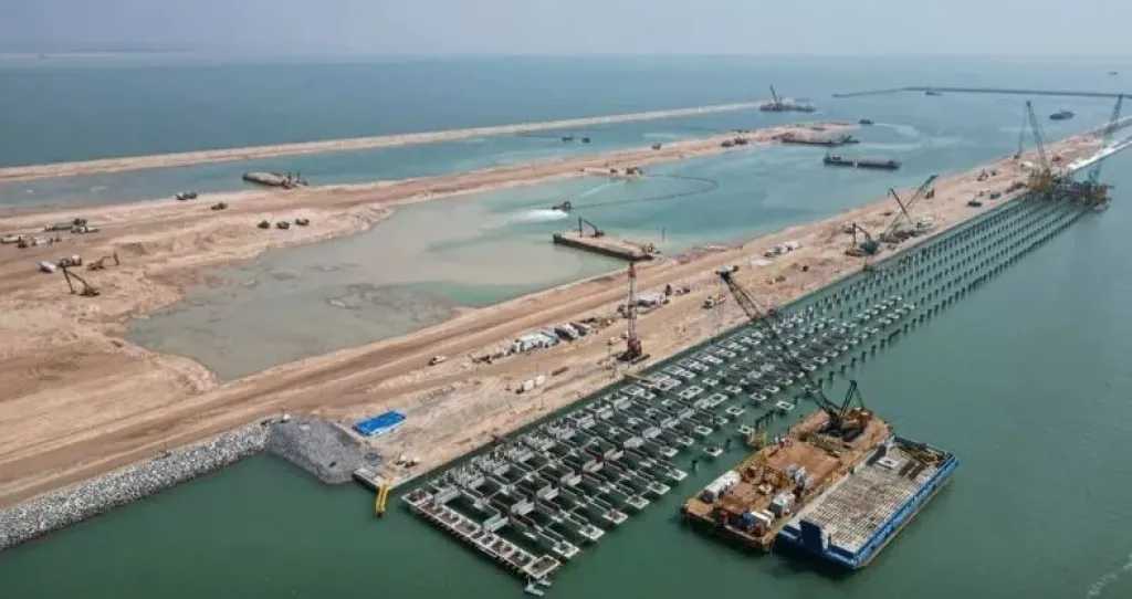 العراق: تقليص إنتاج النفط الخام بضوء تخفيض وإيقاف التصدير إثر إغلاق مضيق هرمز