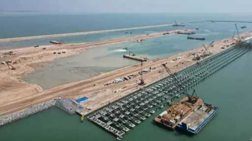 العراق: تقليص إنتاج النفط الخام بضوء تخفيض وإيقاف التصدير إثر إغلاق مضيق هرمز