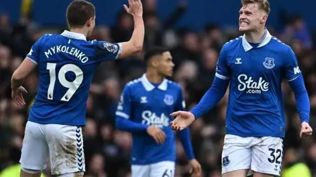 إيفرتون يهزم بيرنلي بثنائية نظيفة في الدوري الإنجليزي