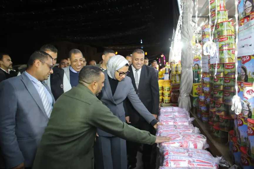 محافظ الوادي الجديد تتفقد عدد من المنافذ والمبادرات الغذائية بالداخلة