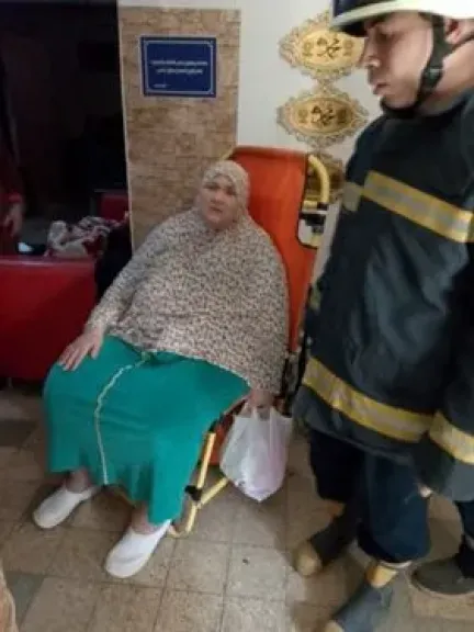 الشرطة تساعد سيدة مريضة 