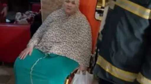 الشرطة تساعد سيدة مريضة ونقلها للمستشفى بالقاهرة