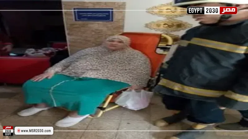 الشرطة تساعد سيدة مريضة 