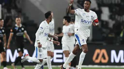 أول طاقم تحكيم مصري يدير مباراة الهلال والنجمة... أول طاقم تحكيم مصري يدير مباراة الهلال والنجمة في دوري روشن السعودي