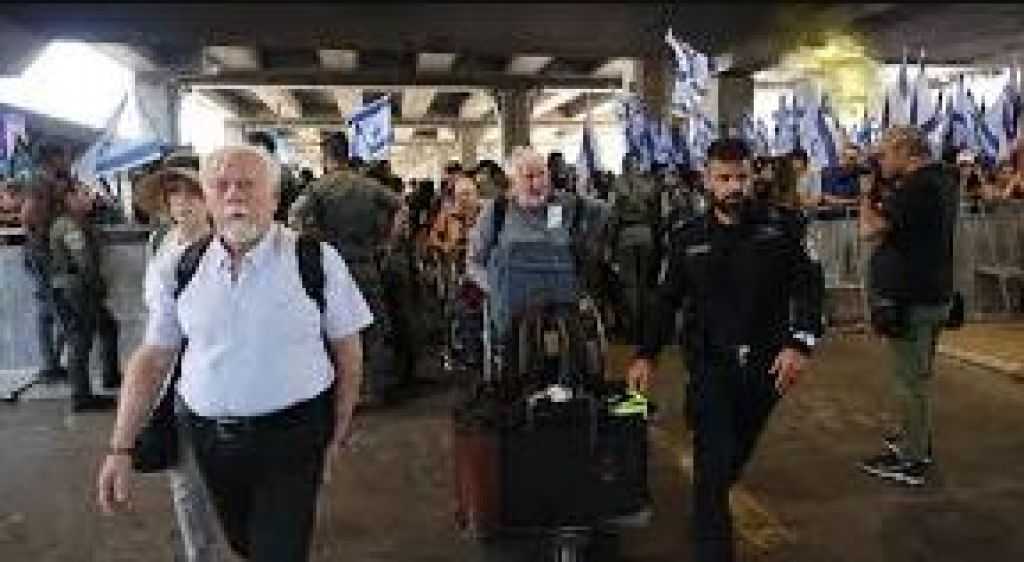 «جيروزاليم بوست»: أكثر من ألف شخص اضطروا لمغادة منازلهم في بئر السبع