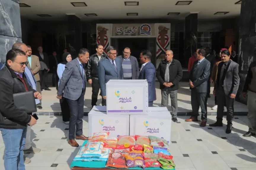 محافظ قنا يطلق قافلة غذائية لتوزيع 3 آلاف كرتونة رمضان