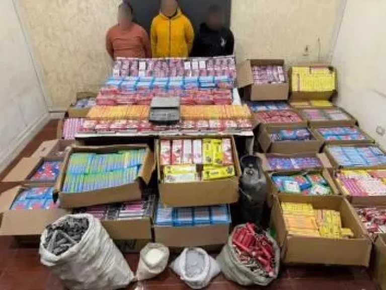 ضبط 3 أشخاص بالقاهرة لتصنيع والإتجار بالألعاب النارية بحوزتهم 8 ملايين قطعة