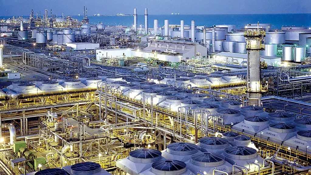 هجوم بمسيرة يستهدف مصفاة رأس تنورة.. ووزارة الطاقة السعودية: الإمدادات لم تتأثر