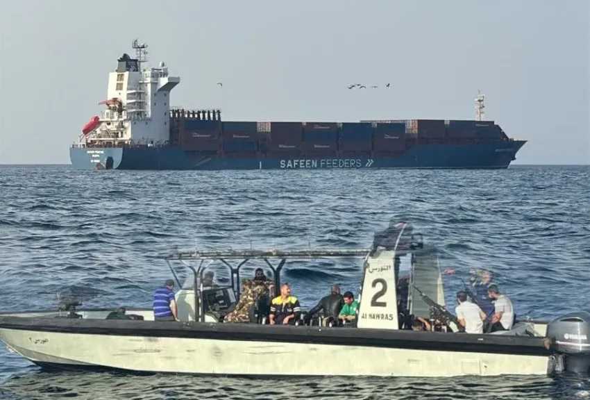 عُمان: تعرض سفينة شحن لقصف بصاروخين قرب مضيق هرمز