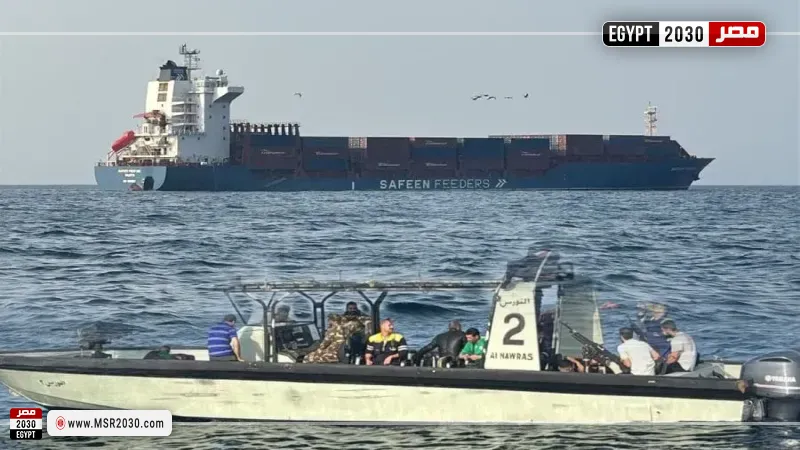 عُمان: تعرض سفينة شحن لقصف بصاروخين قرب مضيق هرمز