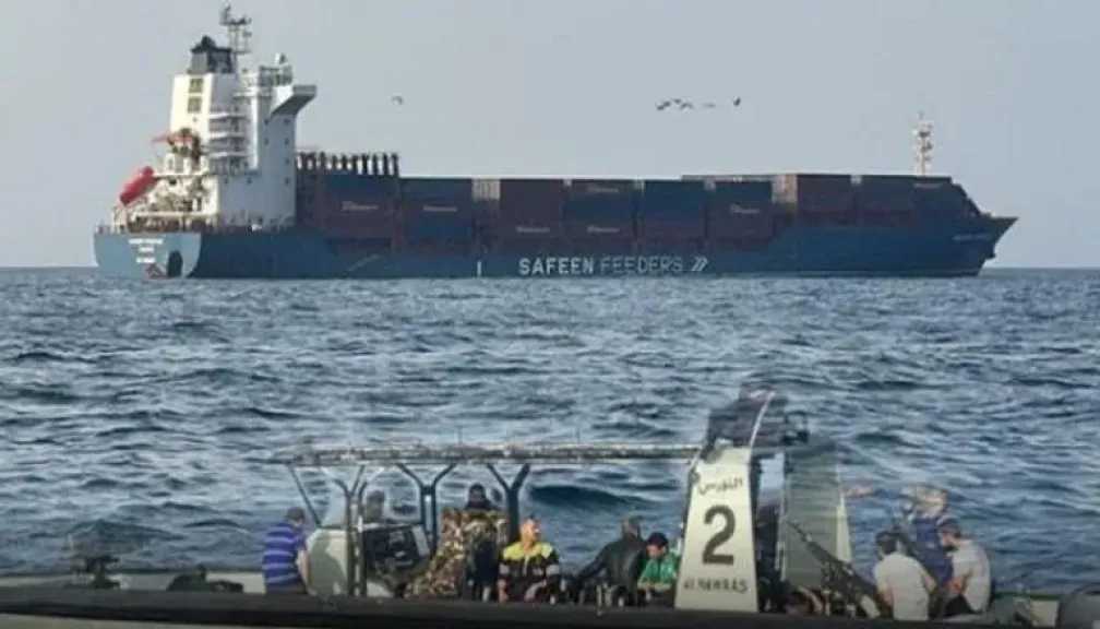 البحرية العُمانية تنقذ طاقم سفينة بعد قصفها بصاروخين قرب مضيق هرمز