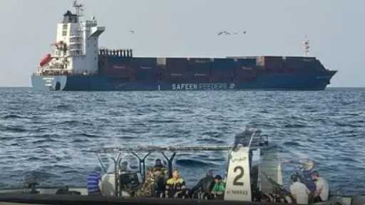 البحرية العُمانية تنقذ طاقم سفينة بعد قصفها بصاروخين قرب مضيق هرمز