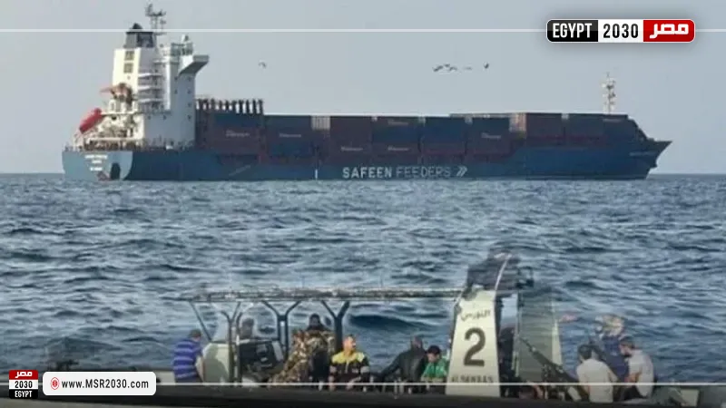 البحرية العُمانية تنقذ طاقم سفينة بعد قصفها بصاروخين قرب مضيق هرمز