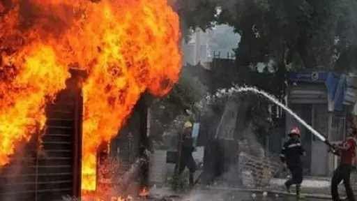 حريق هائل يلتهم معرض مفروشات بالمحلة