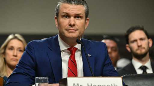 وزير الحرب الأمريكي لنظيرره الإيراني: استمروا حتى النهاية.. نحن معكم