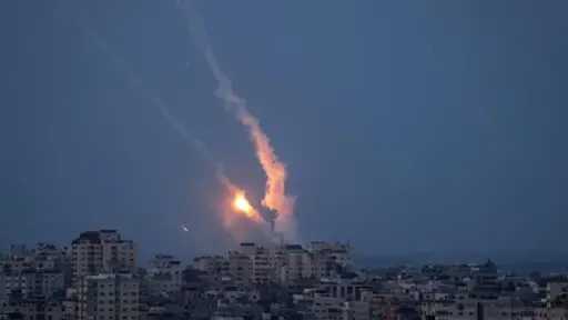 دوي انفجارات في سماء تل أبيب بسبب صواريخ إيرانية