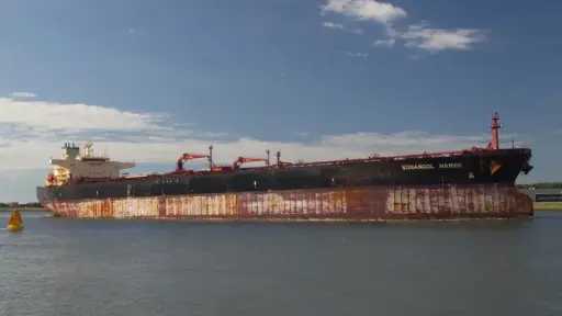 بغداد تنفي تعرض أي سفينة تجارية أو ناقلة نفط لأي حادث في الممرات الملاحية أو بالمياه العراقية