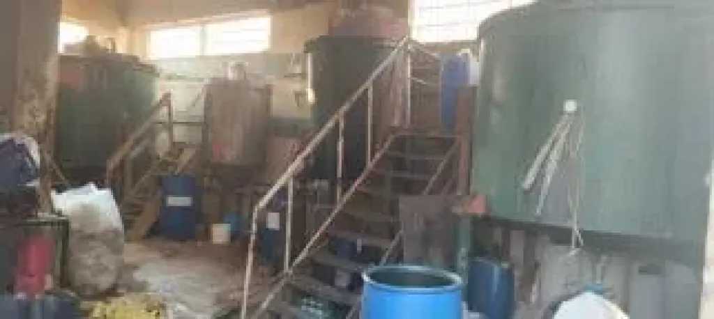 ضبط 16 طن منظفات صناعية مجهولة المصدر ومنتهية الصلاحية داخل مصنع بالجيزة