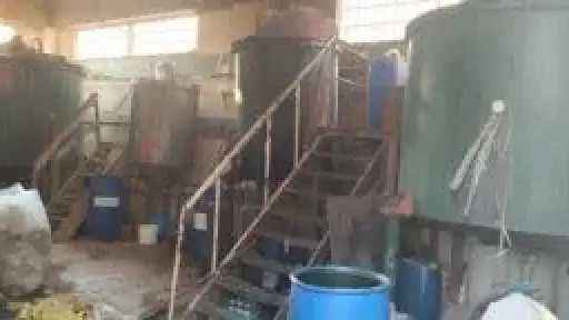 ضبط 16 طن منظفات صناعية مجهولة المصدر ومنتهية الصلاحية داخل مصنع بالجيزة