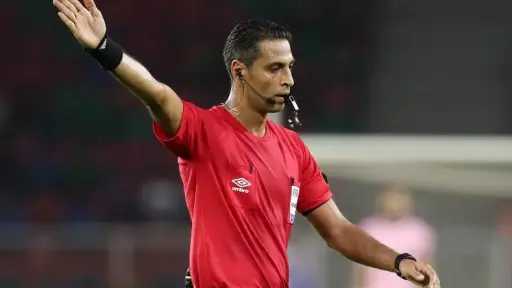 رسميا.. أمين عمر حكما لمباراة الهلال والنجمة في دوري روشن السعودي