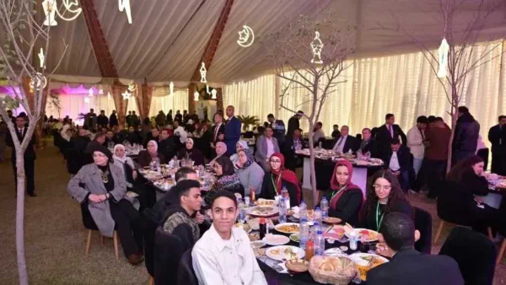 رئيس جامعة القاهرة يشارك طلاب الأهلية والفرع الدولي مائدة السحور