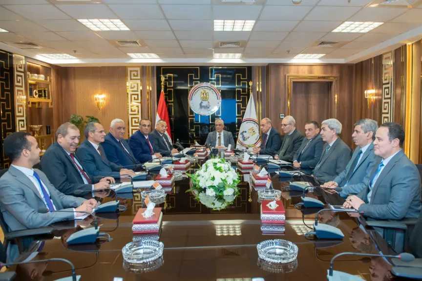 وزير الإنتاج الحربي يجتمع مع رؤساء الشركات المنتجة للذخائر