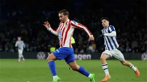 ثنائية جونزاليس تقود أتلتيكو مدريد لفوز مثير على ريال سوسيداد