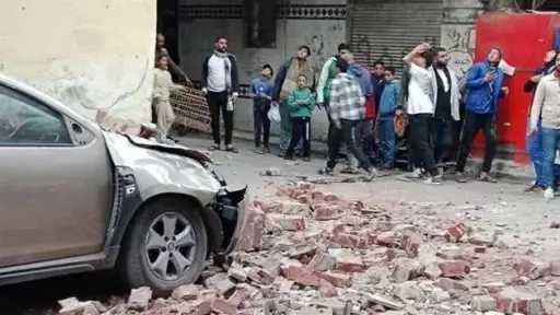 تحطم سيارة ملاكي بعد سقوط أجزاء من عقار في القباري بالإسكندرية