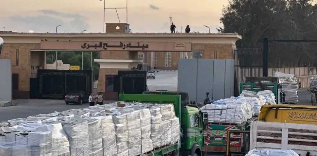 الهلال الأحمر المصري يدفع بأكثر من 86 ألف سلة غذائية ومساعدات شتوية لأهالي غزة