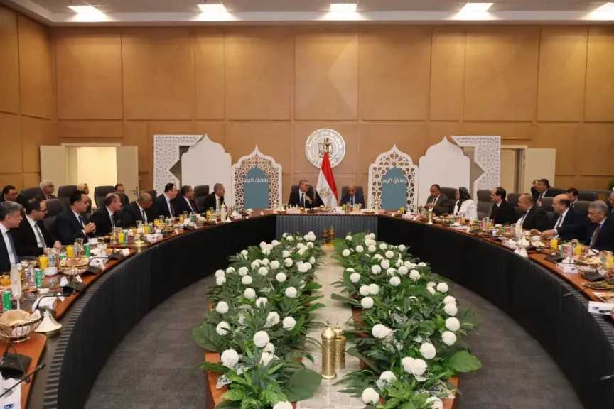 وزيرا الكهرباء والبترول يشاركان فريق العمل الإفطار ويتابعان توفير الوقود لتأمين التغذية