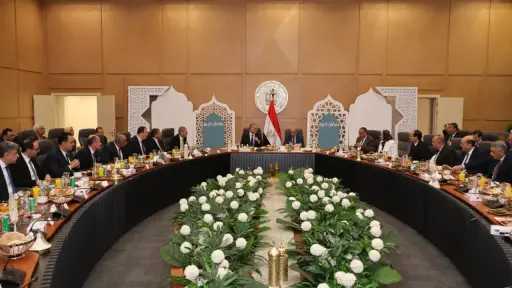 وزيرا الكهرباء والبترول يشاركان فريق العمل الإفطار ويتابعان توفير الوقود لتأمين التغذية