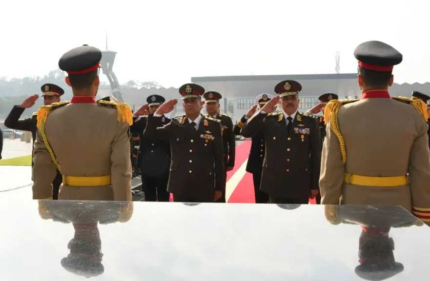 الرئيس السيسي ينيب وزير الدفاع لوضع إكليل من الزهور على النصب التذكارى لشهداء القوات المسلحة