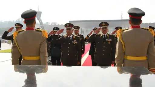 الرئيس السيسي ينيب وزير الدفاع لوضع إكليل من... الرئيس السيسي ينيب وزير الدفاع لوضع إكليل من الزهور على النصب التذكارى لشهداء القوات المسلحة