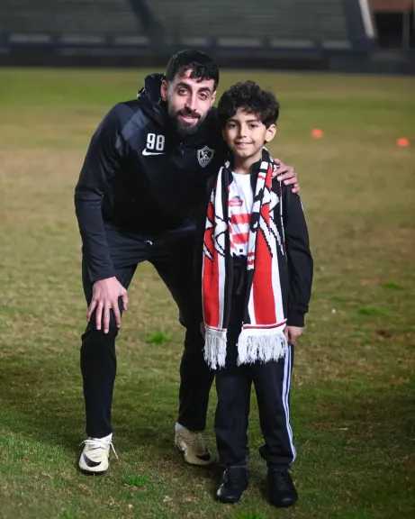 الزمالك يستقبل الطفل الفلسطيني سمير محمد في مران الفريق