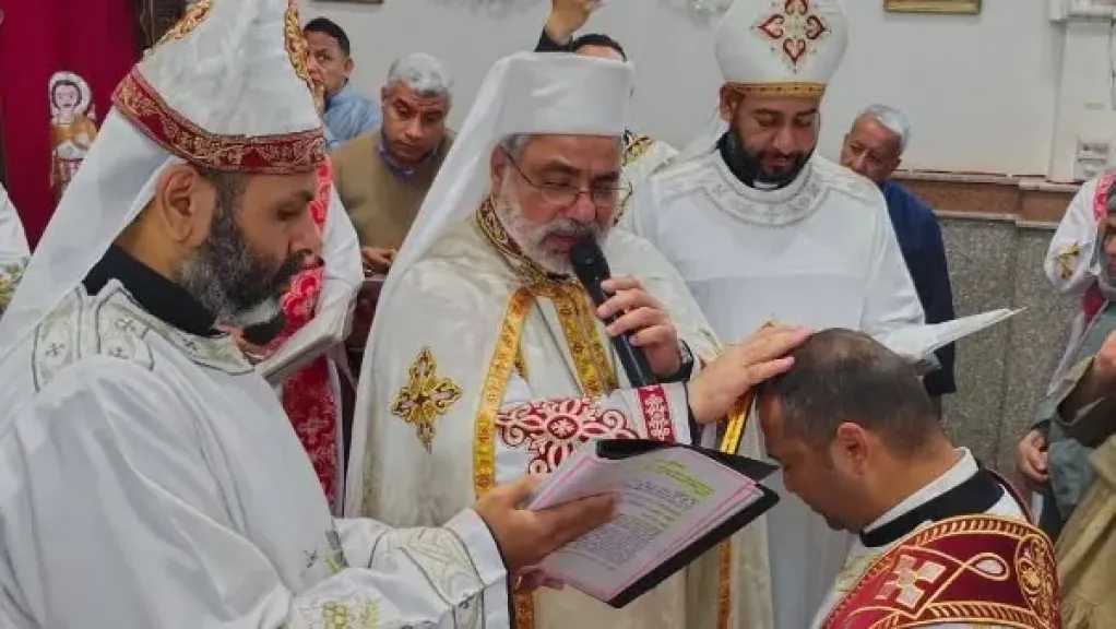 الأنبا عمانوئيل يمنح الدرجة الدياكونية للإكليريكي مكاريوس وهيب