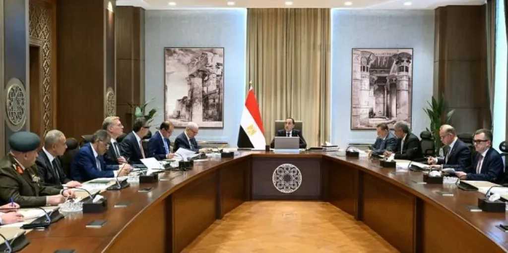 رئيس الوزراء يترأس اجتماع لجنة إدارة الأزمات المركزية.. وحزمة من الإجراءات الحكومية لترشيد الإنفاق والاستهلاك