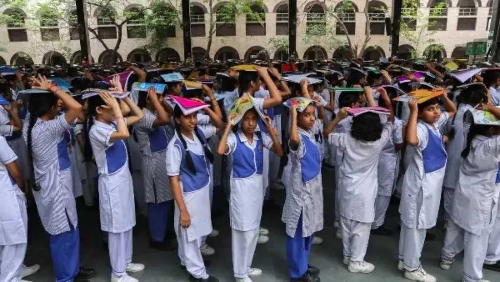 لتوفير الوقود.. باكستان تغلق جميع المدارس مؤقتاً في ظل تداعيات الحرب