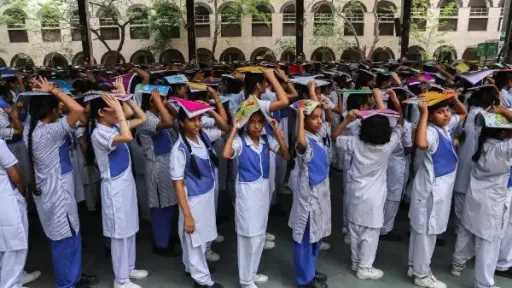 لتوفير الوقود.. باكستان تغلق جميع المدارس مؤقتاً في ظل تداعيات الحرب