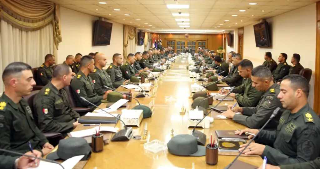 وزير الدفاع يلتقى عددا من قادة الوحدات والوحدات الفرعية بالجيشين الثاني والثالث الميدانيين