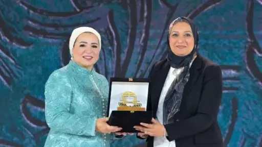 السيدة انتصار السيسي تكرم نائب رئيس جامعة عين شمس خلال احتفالية «المرأة المصرية أيقونة النجاح»