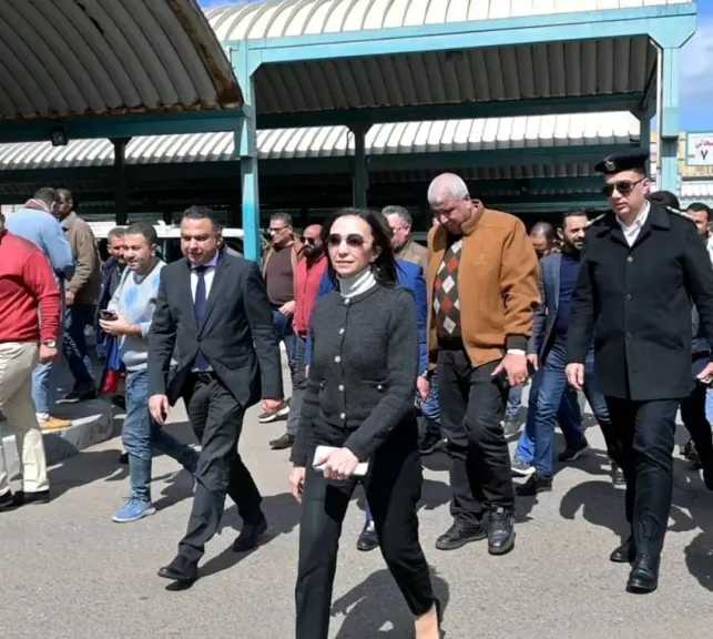 محافظ البحيرة تتابع تطبيق التعريفة الجديدة ميدانيًا بمجمع مواقف دمنهور