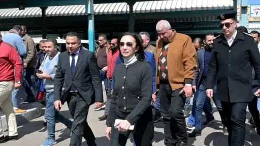 محافظ البحيرة تتابع تطبيق التعريفة الجديدة ميدانيًا بمجمع مواقف دمنهور